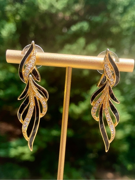 Trafari Jewelry - Trifari Vintage Articulated Gold-tone Feather/leaf Drop Earrings. 2”. New backs.